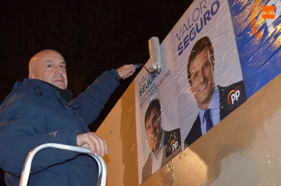 Foto 4 - Los partidos inician la campa&ntilde;a a las Elecciones Generales con la tradicional pegada de carteles  