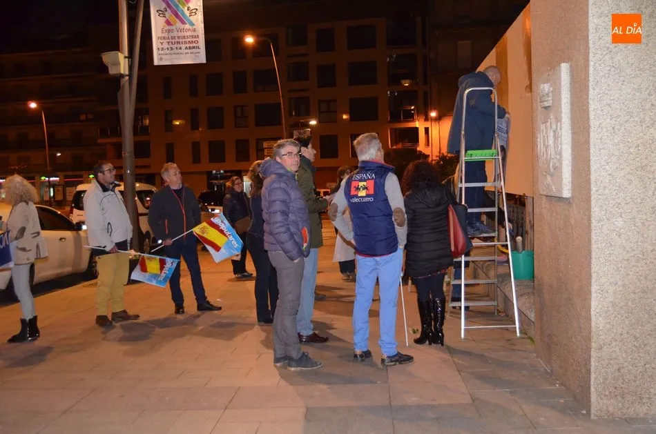 Foto 2 - Los partidos inician la campa&ntilde;a a las Elecciones Generales con la tradicional pegada de carteles  