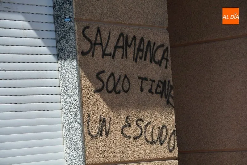 Foto 3 - La sede de Unionistas es objeto de pintadas amenazantes antes del derbi frente al Salamanca UDS