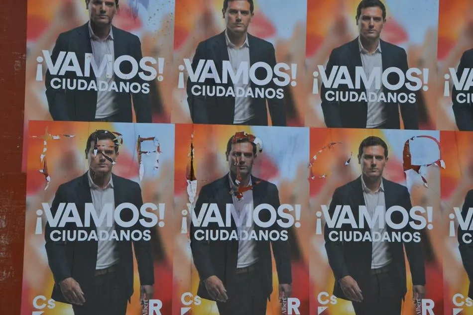 Foto 2 - Atacados varios carteles electorales en las primeras horas en las calles  