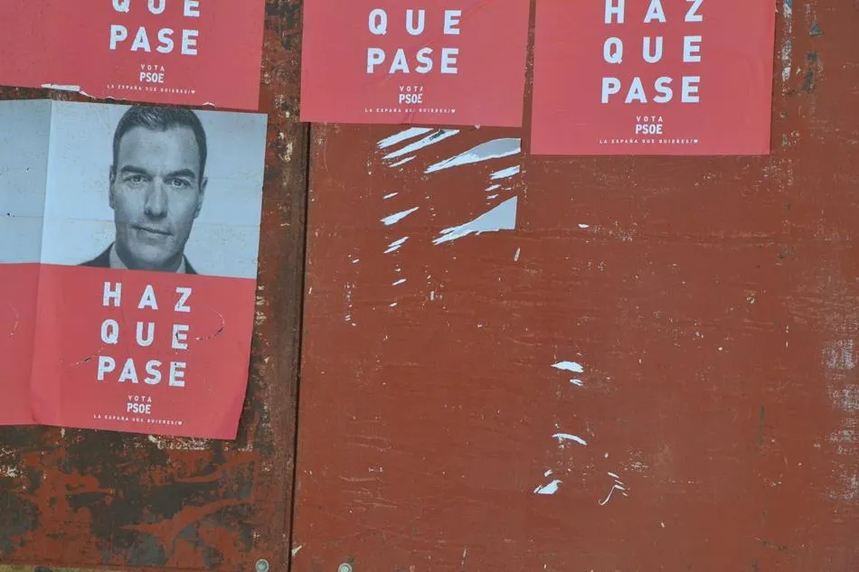 Foto 3 - Atacados varios carteles electorales en las primeras horas en las calles  
