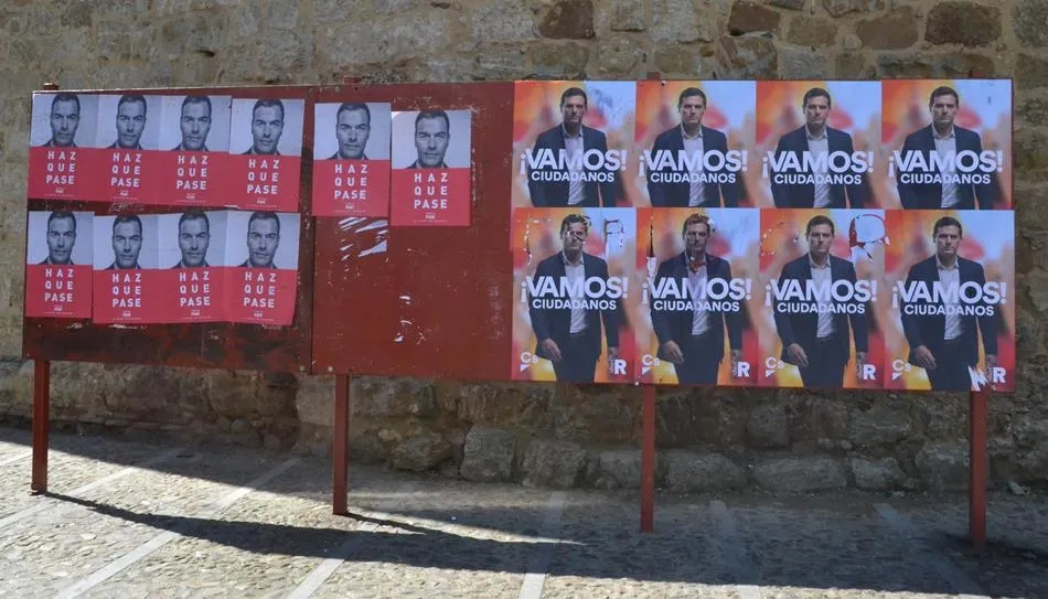 Atacados varios carteles electorales en las primeras horas en las calles  