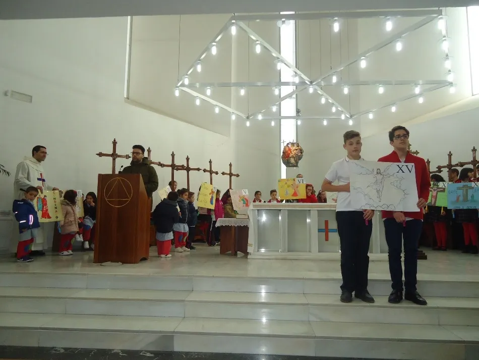 Foto 11 - El colegio Padres Trinitarios se vuelca con el V&iacute;a Crucis