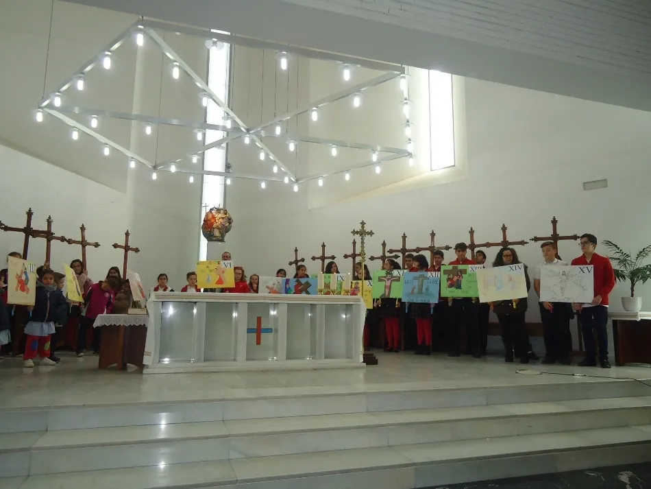 Foto 10 - El colegio Padres Trinitarios se vuelca con el V&iacute;a Crucis