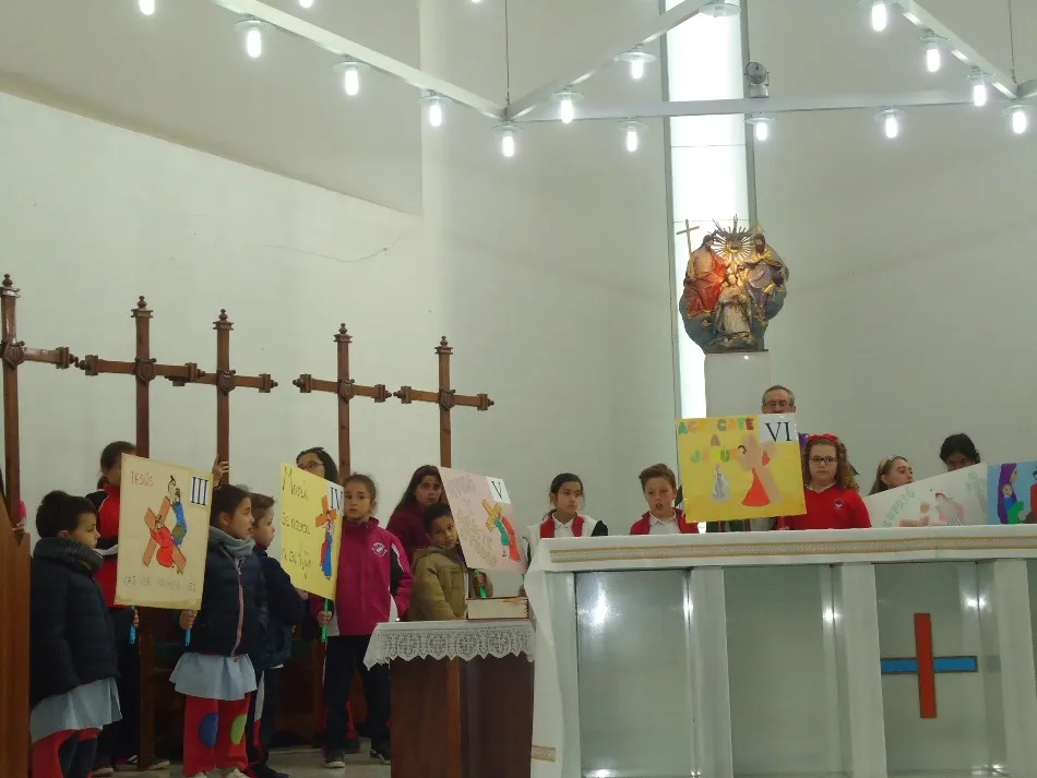 Foto 9 - El colegio Padres Trinitarios se vuelca con el V&iacute;a Crucis