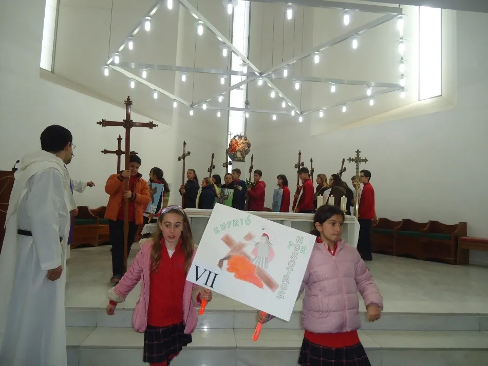 Foto 8 - El colegio Padres Trinitarios se vuelca con el V&iacute;a Crucis