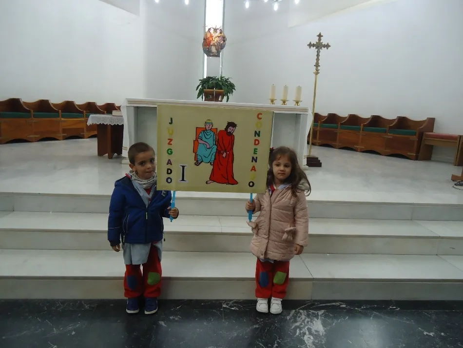 Foto 7 - El colegio Padres Trinitarios se vuelca con el V&iacute;a Crucis