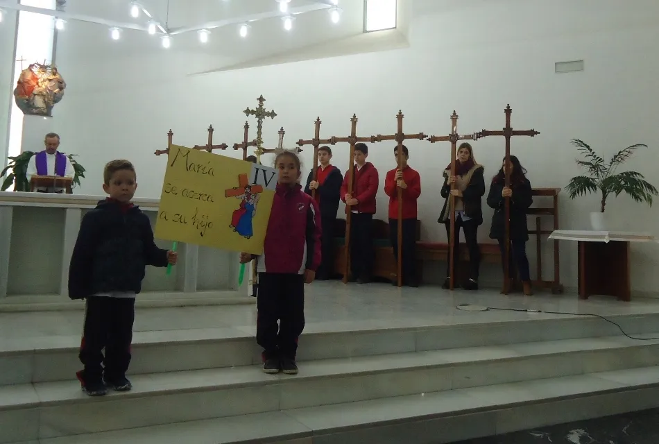Foto 6 - El colegio Padres Trinitarios se vuelca con el V&iacute;a Crucis