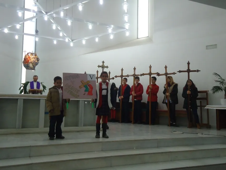 Foto 5 - El colegio Padres Trinitarios se vuelca con el V&iacute;a Crucis