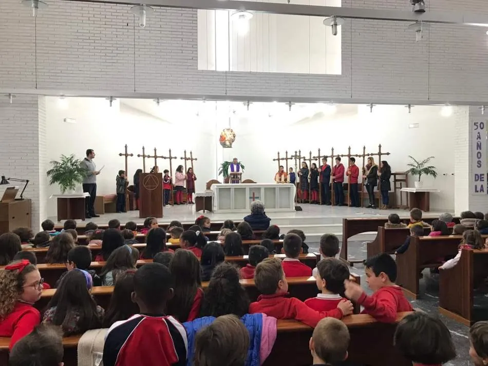 Foto 4 - El colegio Padres Trinitarios se vuelca con el V&iacute;a Crucis