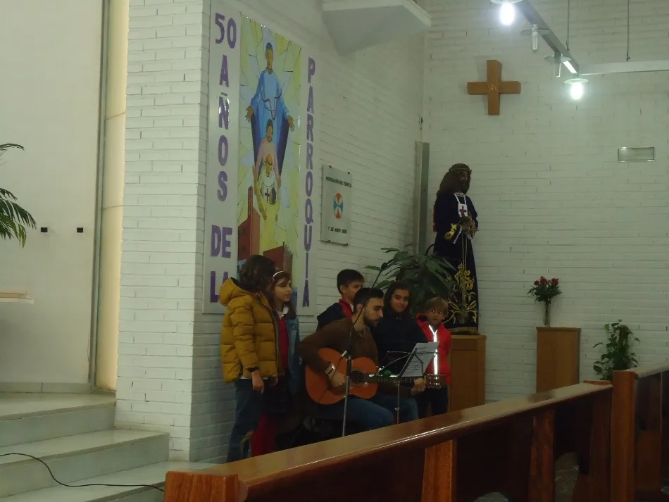 Foto 3 - El colegio Padres Trinitarios se vuelca con el V&iacute;a Crucis