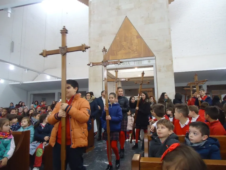 Foto 2 - El colegio Padres Trinitarios se vuelca con el V&iacute;a Crucis