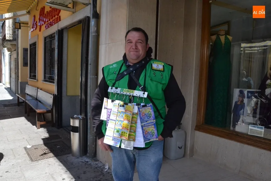 Ángel Martín Muñoz reparte 10.000€ con uno de los rascas de la ONCE  