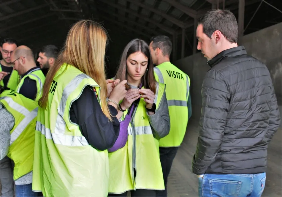 Foto 2 - Cobadu recibe la visita de profesores y alumnos del M&aacute;ster de Producci&oacute;n Animal de...