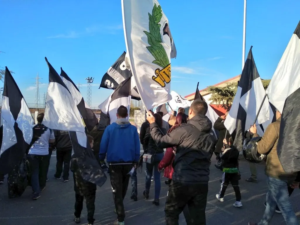 Aficionados de Unionistas se dirigen al entrenamiento del equipo / Unionistas CF