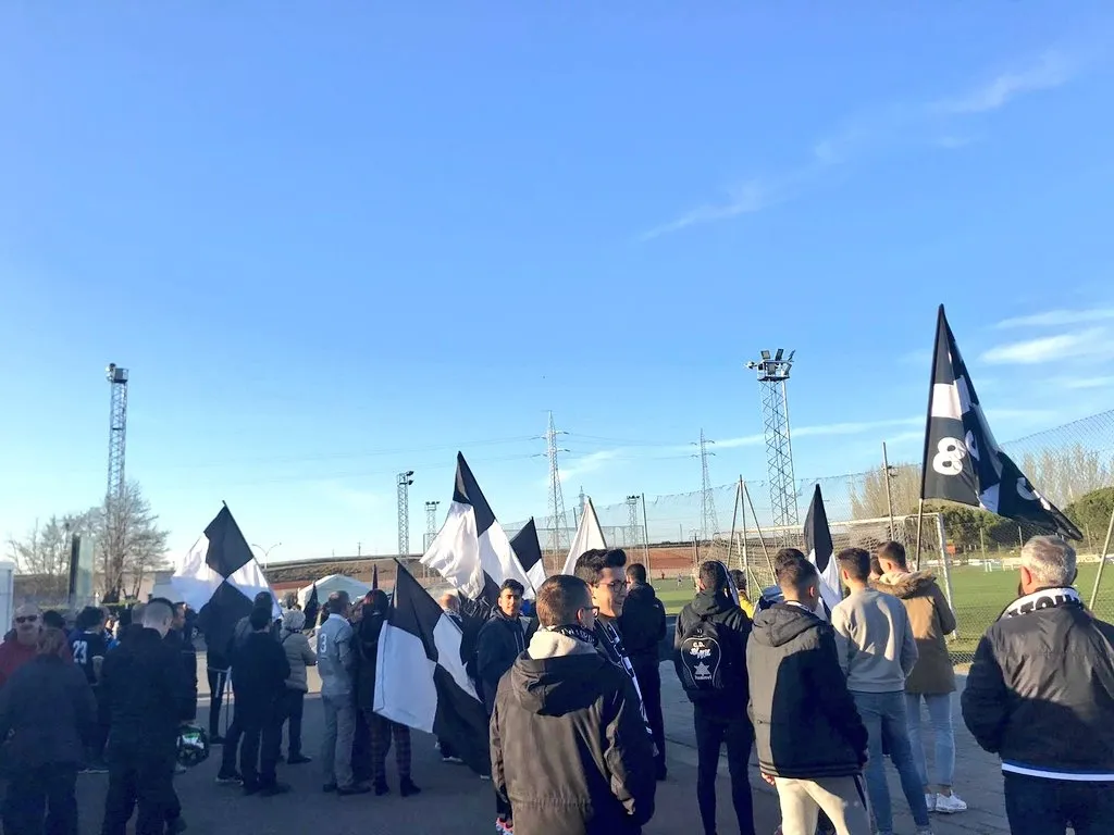 Foto 4 - Aficionados de Unionistas arropan al equipo en el &uacute;ltimo entrenamiento antes del derbi