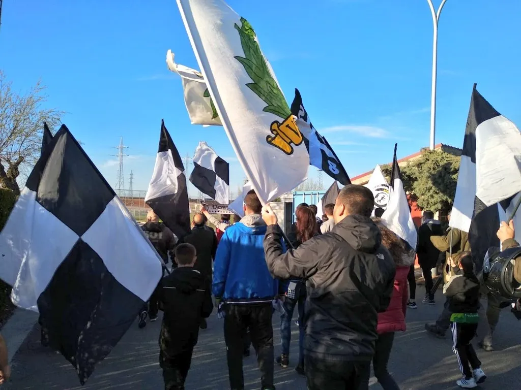 Foto 3 - Aficionados de Unionistas arropan al equipo en el &uacute;ltimo entrenamiento antes del derbi