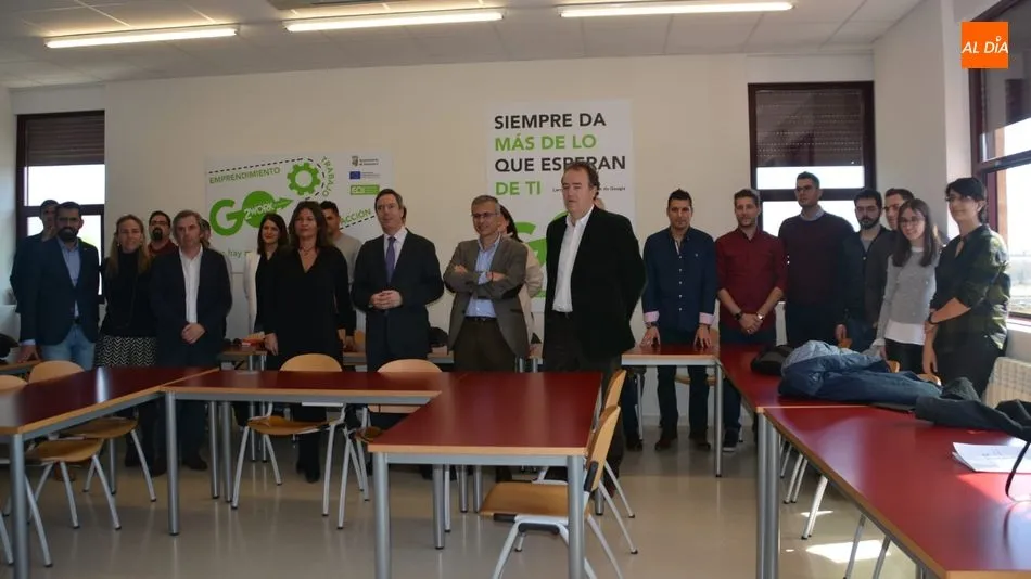 El concejal de Economía, el director de programas de la EOI y el presidente de Confaes, junto a los participantes. Foto de Lydia González