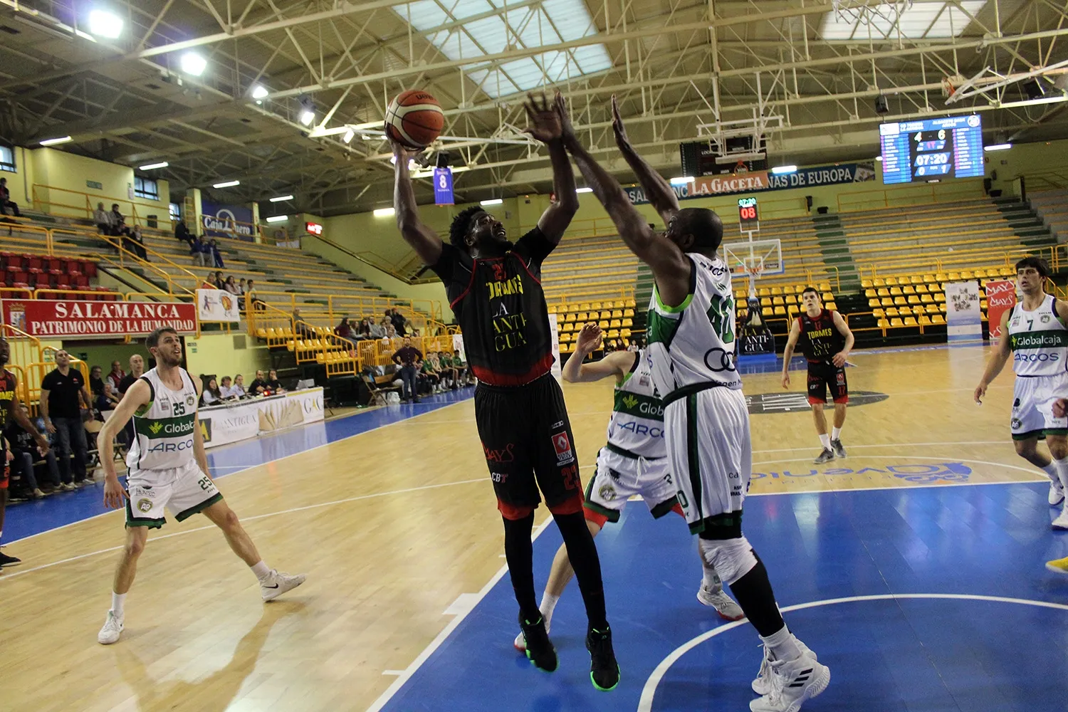 Foto 2 - Magn&iacute;fico papel de La Antigua, que da la cara en su partido m&aacute;s dif&iacute;cil (81-84)  
