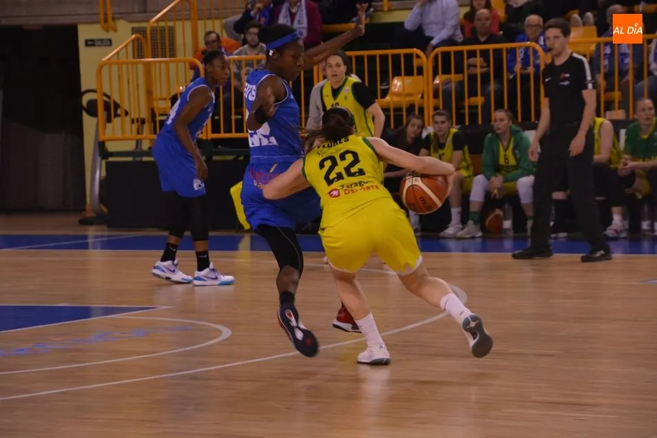 Givens defiende a una rival / Lydia González