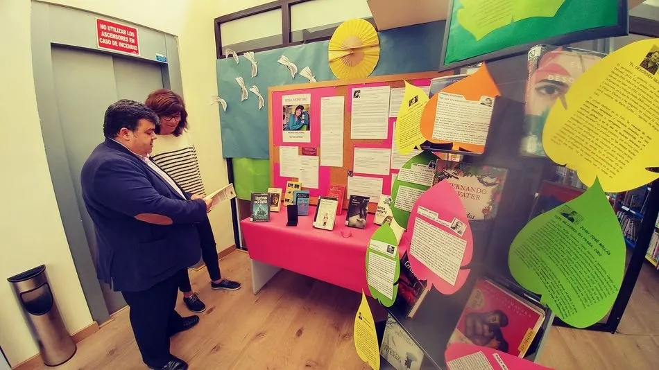 El concejal de Cultura visita la exposición abierta en la biblioteca