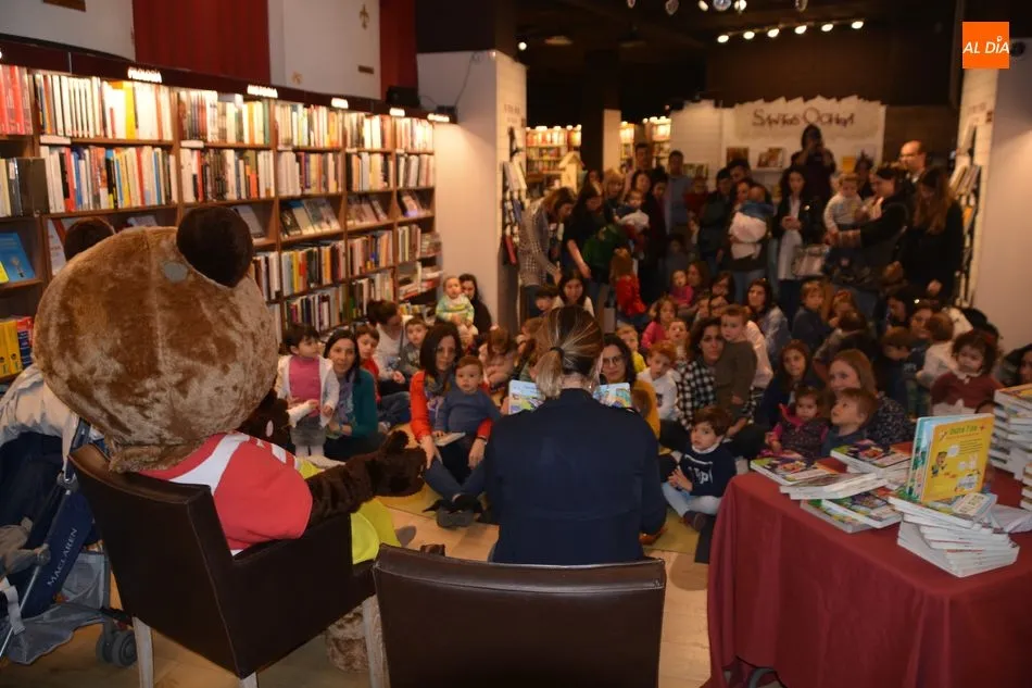 Foto 10 - Los m&aacute;s peque&ntilde;os aprenden y se divierten con el Osito Tito en la Librer&iacute;a Santos Ochoa