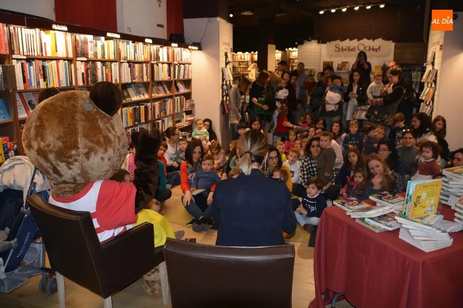 Foto 9 - Los m&aacute;s peque&ntilde;os aprenden y se divierten con el Osito Tito en la Librer&iacute;a Santos Ochoa