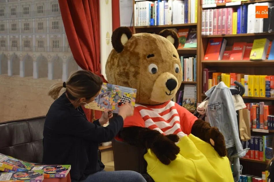 Foto 8 - Los m&aacute;s peque&ntilde;os aprenden y se divierten con el Osito Tito en la Librer&iacute;a Santos Ochoa