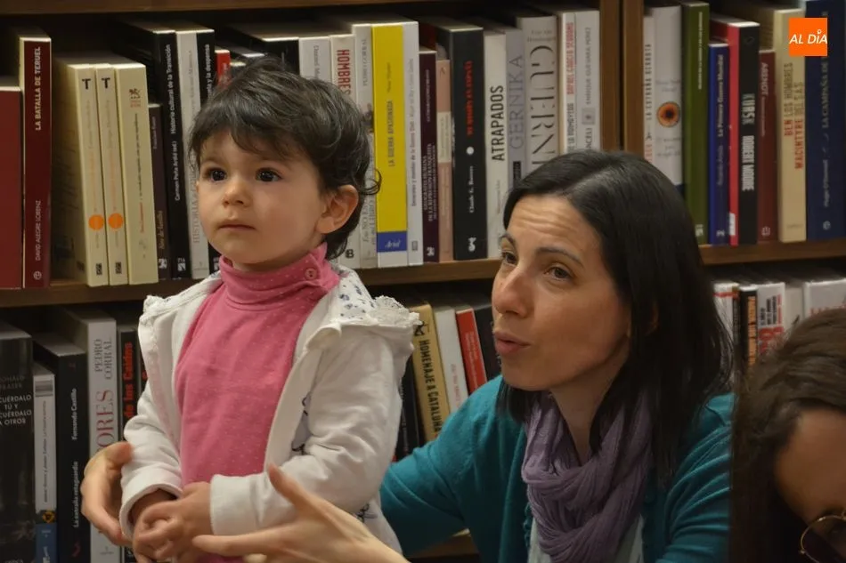 Foto 7 - Los m&aacute;s peque&ntilde;os aprenden y se divierten con el Osito Tito en la Librer&iacute;a Santos Ochoa