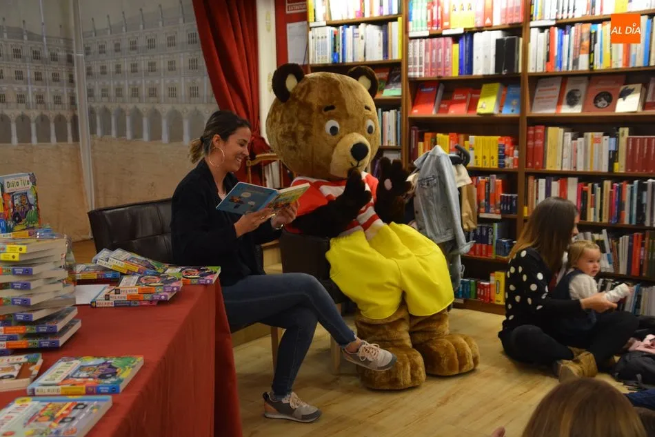Foto 6 - Los m&aacute;s peque&ntilde;os aprenden y se divierten con el Osito Tito en la Librer&iacute;a Santos Ochoa