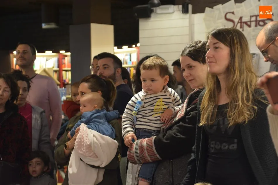Foto 5 - Los m&aacute;s peque&ntilde;os aprenden y se divierten con el Osito Tito en la Librer&iacute;a Santos Ochoa