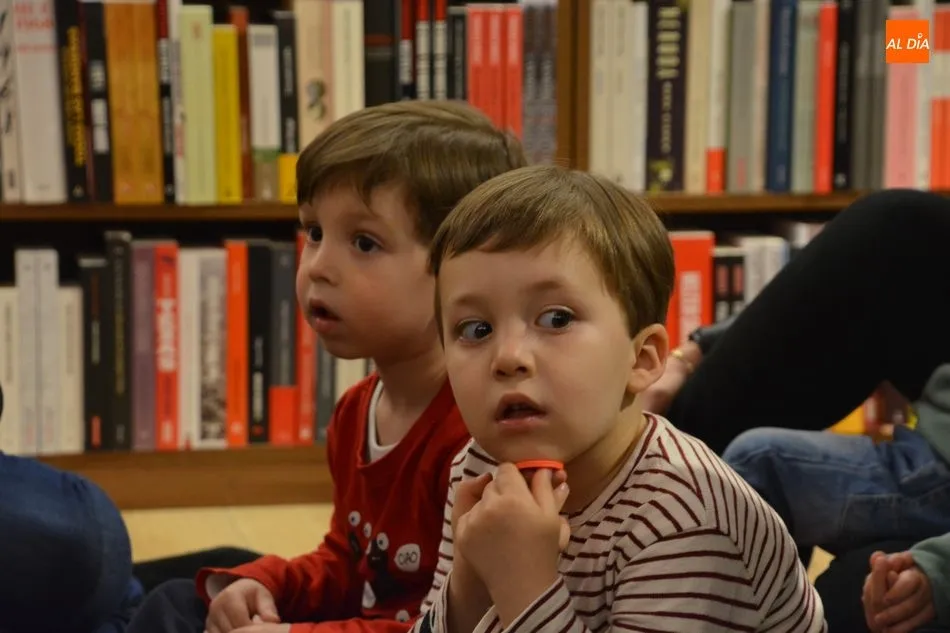 Foto 4 - Los m&aacute;s peque&ntilde;os aprenden y se divierten con el Osito Tito en la Librer&iacute;a Santos Ochoa