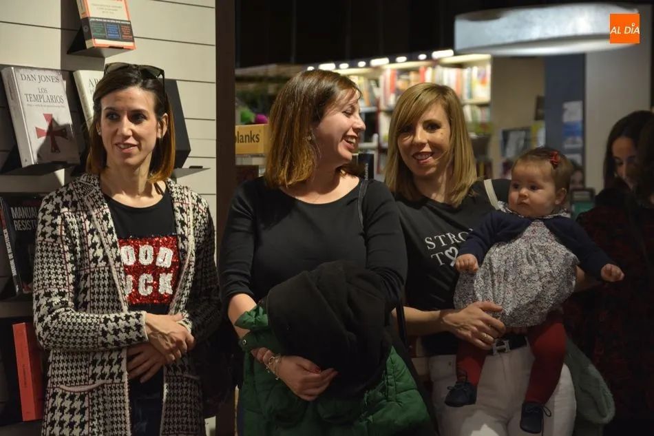 Foto 3 - Los m&aacute;s peque&ntilde;os aprenden y se divierten con el Osito Tito en la Librer&iacute;a Santos Ochoa