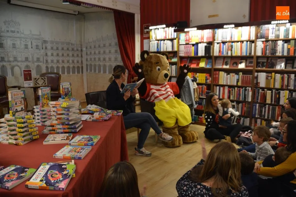 Foto 2 - Los m&aacute;s peque&ntilde;os aprenden y se divierten con el Osito Tito en la Librer&iacute;a Santos Ochoa