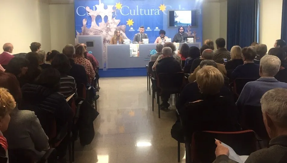 Foto 10 - Exitosa presentaci&oacute;n y firma del poemario infantil biling&uuml;e &lsquo;Poemitas de papel&rsquo; de Sof&iacute;a...