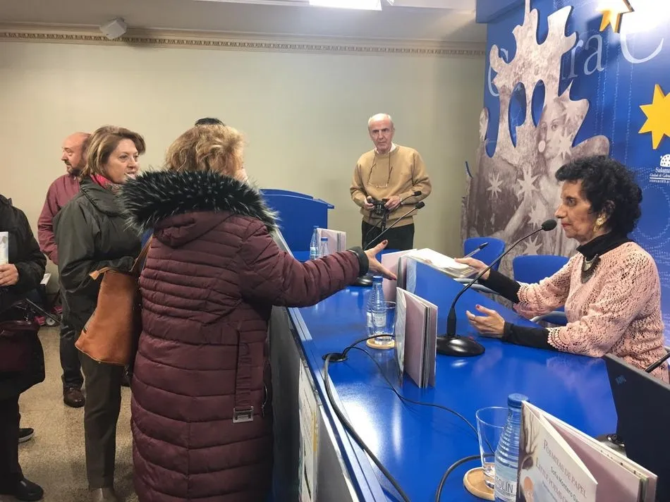 Foto 7 - Exitosa presentaci&oacute;n y firma del poemario infantil biling&uuml;e &lsquo;Poemitas de papel&rsquo; de Sof&iacute;a...