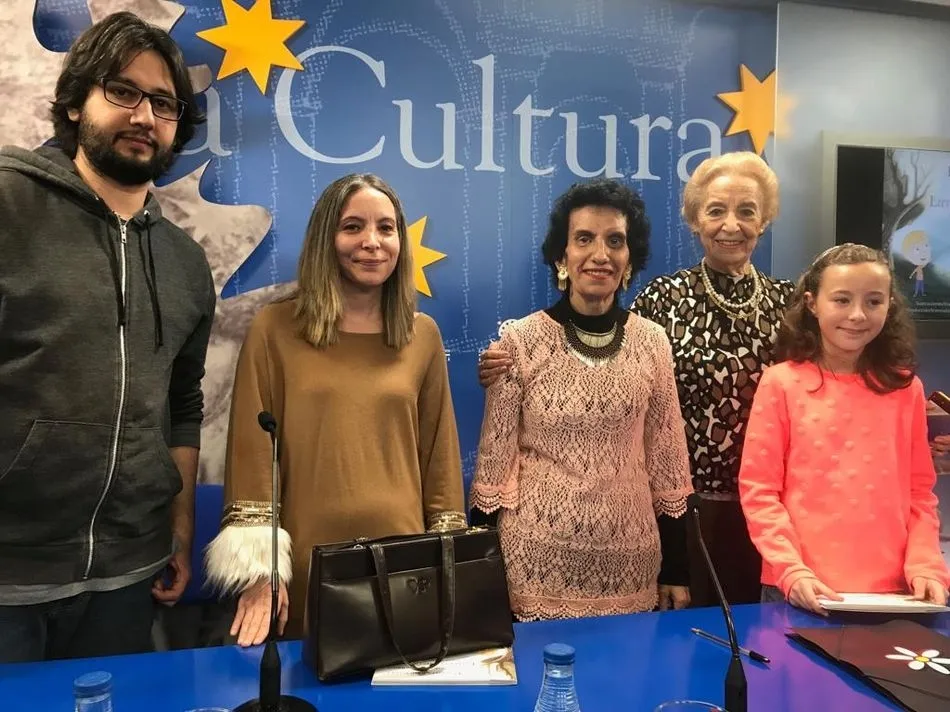 Foto 5 - Exitosa presentaci&oacute;n y firma del poemario infantil biling&uuml;e &lsquo;Poemitas de papel&rsquo; de Sof&iacute;a...