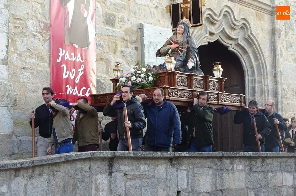 La Virgen de Los Dolores a su salida de la iglesia de San Pedro