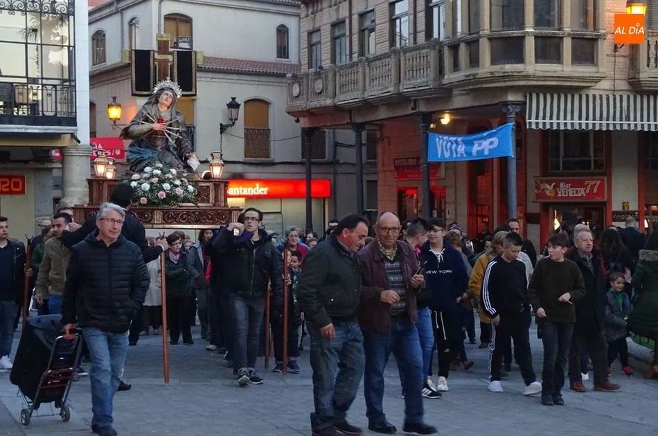 Foto 10 - La procesi&oacute;n del V&iacute;a Crucis inicia la Semana Santa albense