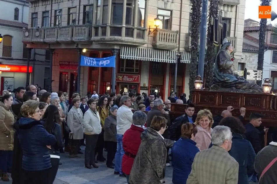 Foto 8 - La procesi&oacute;n del V&iacute;a Crucis inicia la Semana Santa albense