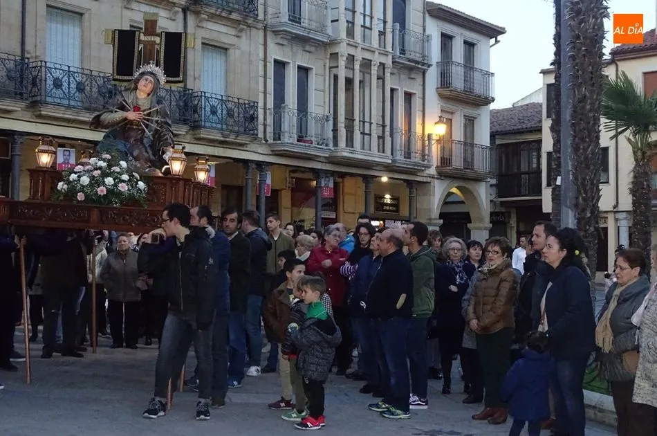 Foto 7 - La procesi&oacute;n del V&iacute;a Crucis inicia la Semana Santa albense