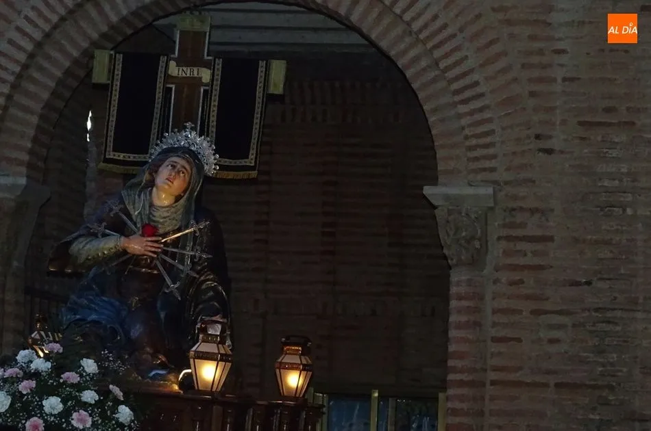 Foto 4 - La procesi&oacute;n del V&iacute;a Crucis inicia la Semana Santa albense