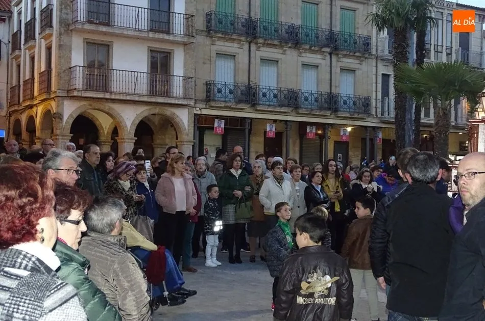 Foto 3 - La procesi&oacute;n del V&iacute;a Crucis inicia la Semana Santa albense