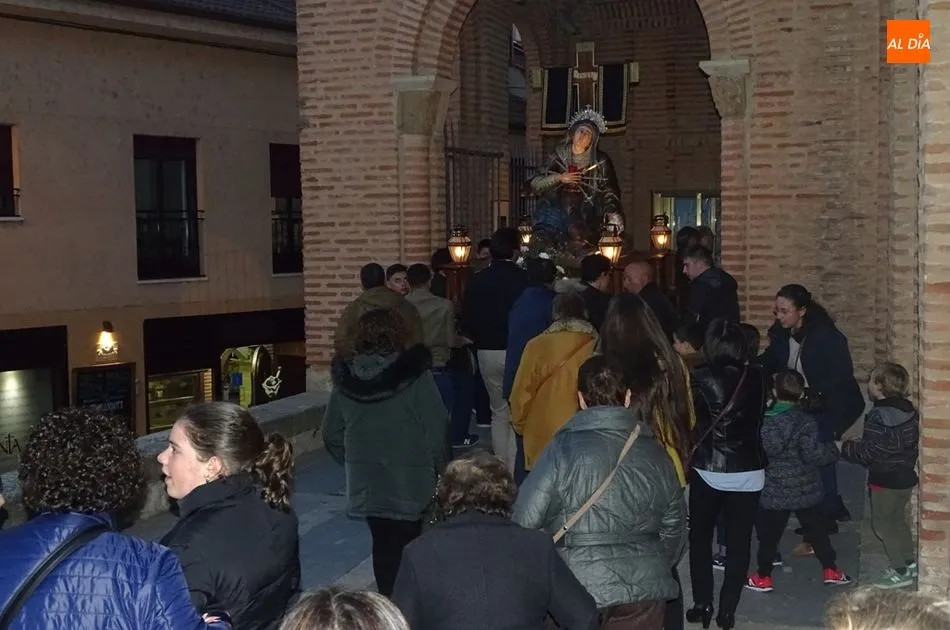 Foto 2 - La procesi&oacute;n del V&iacute;a Crucis inicia la Semana Santa albense