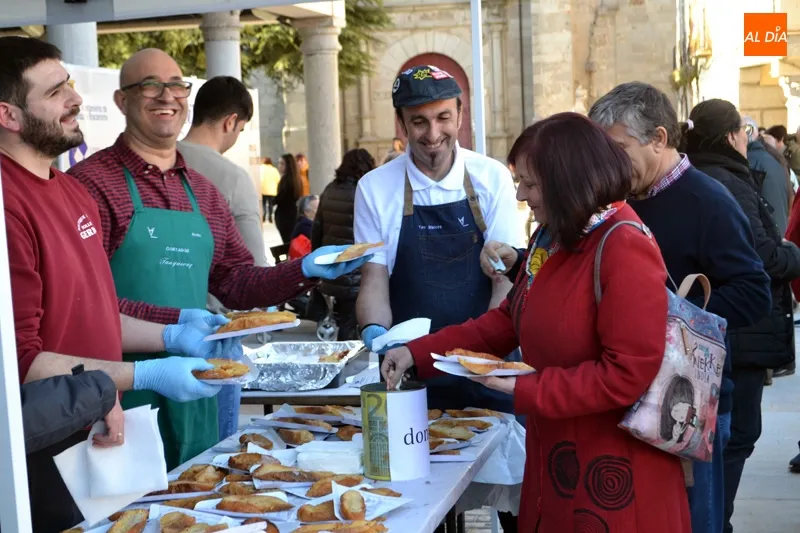 Foto 2 - M&aacute;s de 900 torrijas solidarias baten r&eacute;cord durante la III Torrijada ben&eacute;fica en favor del...