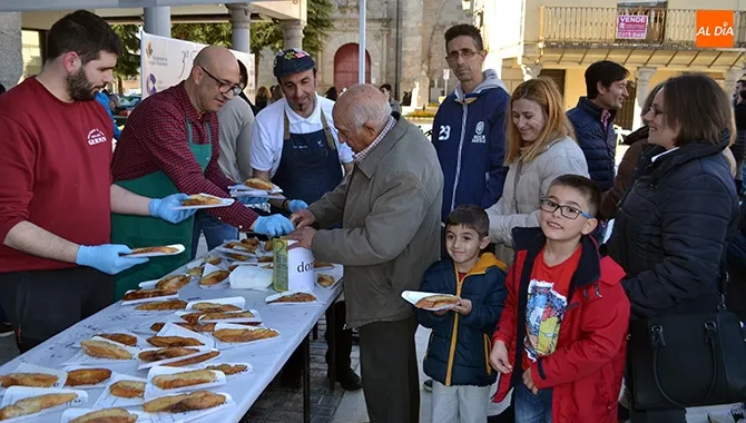 La III Torrijada solidaria de Cope Peñaranda contaba con el apoyo de cientos de vecinos en la Plaza de la Constitución