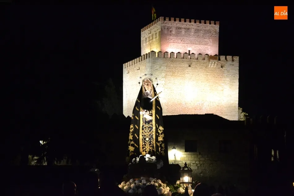 Histórico tránsito de La Dolorosa por el adarve de La Muralla para abrir la Semana Santa  