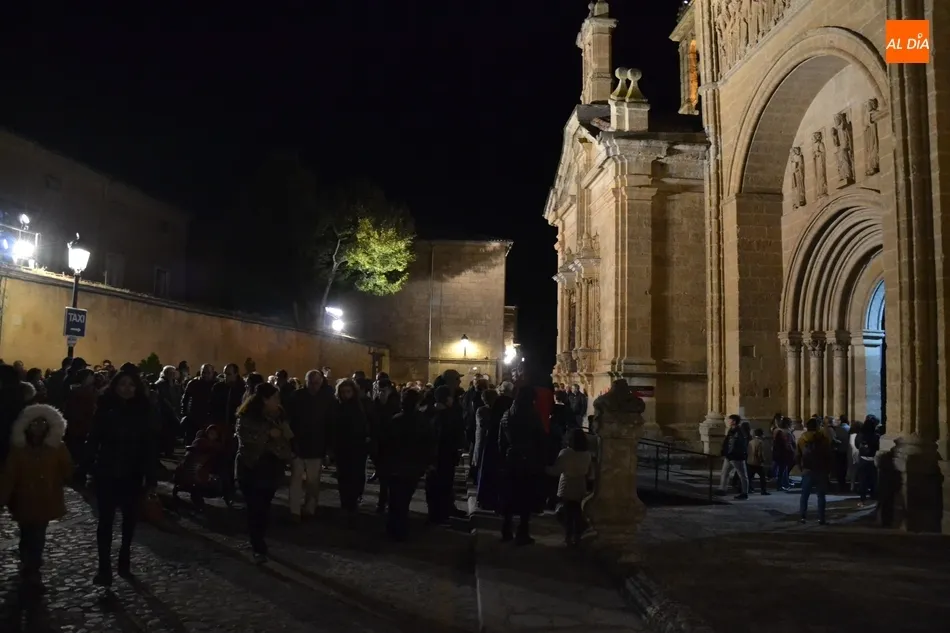 Foto 3 - Hist&oacute;rico tr&aacute;nsito de La Dolorosa por el adarve de La Muralla para abrir la Semana Santa  