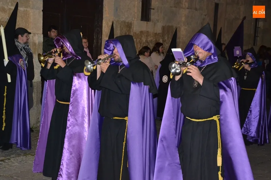 Foto 6 - Hist&oacute;rico tr&aacute;nsito de La Dolorosa por el adarve de La Muralla para abrir la Semana Santa  