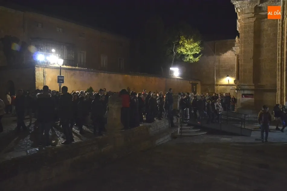 Foto 2 - Hist&oacute;rico tr&aacute;nsito de La Dolorosa por el adarve de La Muralla para abrir la Semana Santa  